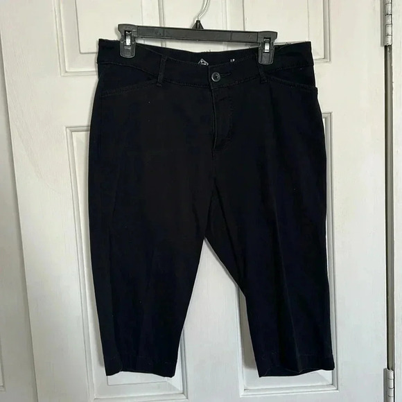 St John’s Bay Black Capri size 12 Petite - Picture 1 of 3
